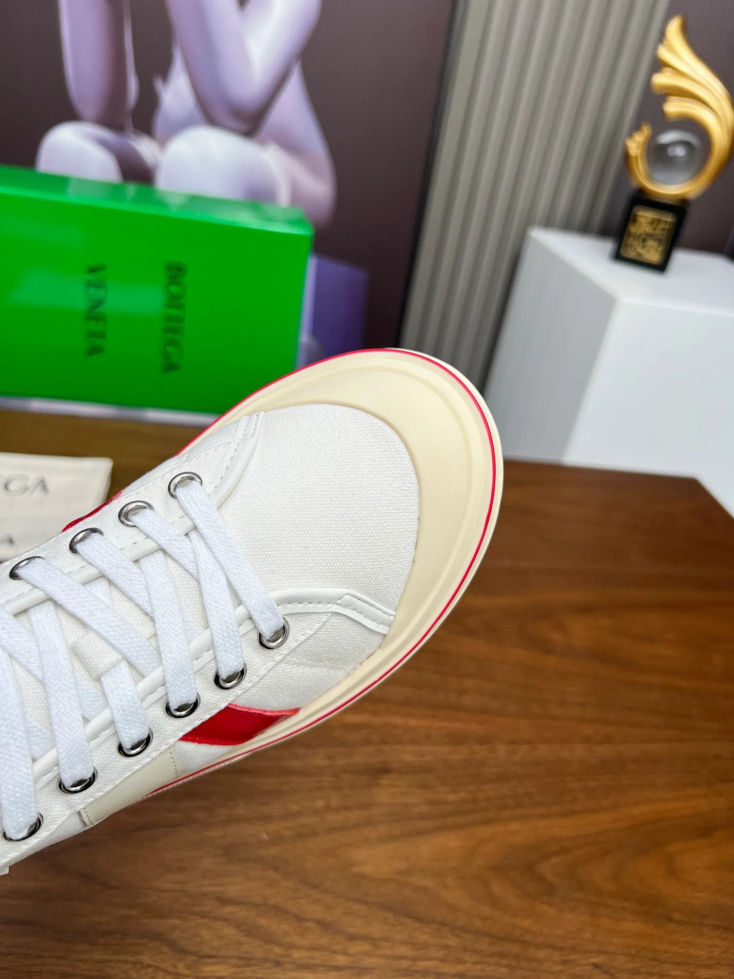 Men's men's shoes 💰520💰 Bottega Veneta BV's latest Eliot series retro basketball shoes casual sports canvas shoes 🔥Become a god when it is launched!🔥 Inspired by retro basketball sneakers, the color combination highlights youthful vitality and perfectly interprets the theme of youth and childlike innocence. The details are also very particular. The summer canvas brings excellent durability and comfort. Designs such as calfskin trim, rubber toe caps and hand-painted retro red lines are full of retro feel. The round toe and convex sole add a modern feel and are suitable for various styles. Easily create a fashionable atmosphere. The upper foot is the focus...can be worn as a couple's shoes...The red lines on each shoe edge are hand-painted, which adds more taste and attitude! ✦Fabric: Original customized high-density canvas + cowhide ✦Inner lining: original customized breathable canvas ✦Insole: movable latex cowhide insole ✦Sole: original molded non-slip and wear-resistant TPU material ✦Sole thickness: 3cm ✦Number of sizes: female size 35--40, female 40 is customized and non-returnable ✦Number: male size 39--45, male 45 is customized and non-returnable
